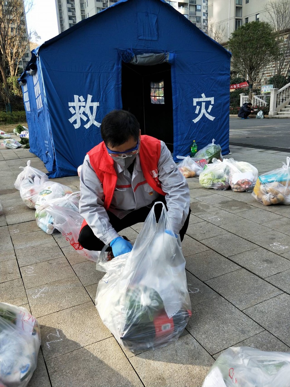 社区战“疫” 一名党员一面旗