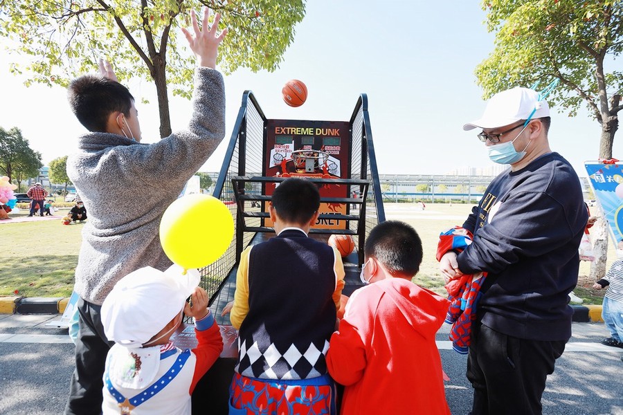 岚图汽车举行首届家属日活动